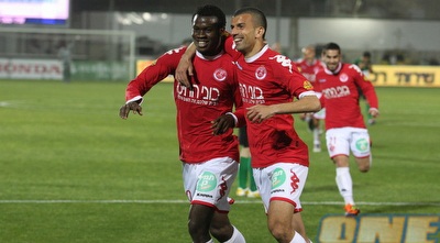 נוסא איגייבור חוגג עם מחמוד עבאס את השני שלו והשלישי של האדומים (עמית מצפה)