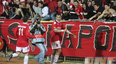 עומר דמארי ואלרואי כהן חוגגים עם האוהדים (עמית מצפה)