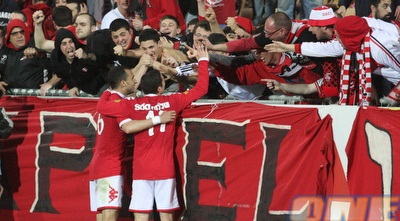 עומר דמארי ואלרואי כהן חוגגים עם האוהדים (עמית מצפה)