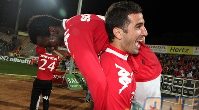 אנטבי מניף את איגייבור באוויר (עמית מצפה)