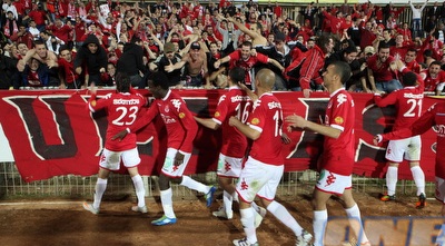 שחקני הפועל תל-אביב חוגגים עם האוהדים (עמית מצפה)