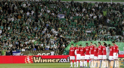 שחקני הפועל ת&qout;א ואוהדי מכבי חיפה במהלך דקת הדומיה (יוסי ציפקיס)