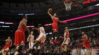 דריק רוז מתעופף מעל הניקס (GettyImages)