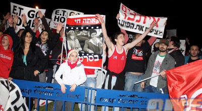 הפגנת אוהדי הפועל מול ביתו של טביב (משה חרמון)