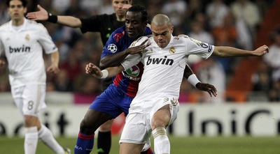 סיידו דומביה צמוד לפפה (רויטרס) סיידו דומביה צמוד לפפה (רויטרס)