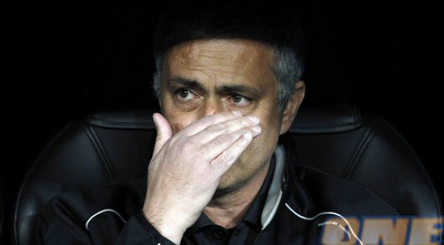 ז´וזה מוריניו צופה במשחק (רויטרס) ז´וזה מוריניו צופה במשחק (רויטרס)