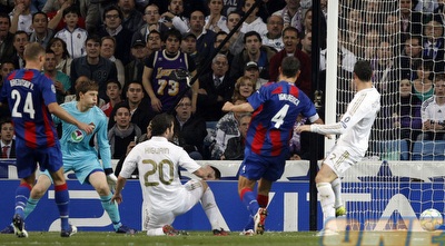 גונסאלו היגוואין דוחק את שער היתרון (רויטרס) גונסאלו היגוואין דוחק את שער היתרון (רויטרס)