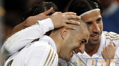 קארים בנזמה מקבל ברכות מסמי חדירה (רויטרס) קארים בנזמה מקבל ברכות מסמי חדירה (רויטרס)