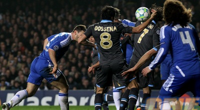 דוסנה נוגע בכדור בידו (GettyImages) דוסנה נוגע בכדור בידו (GettyImages)