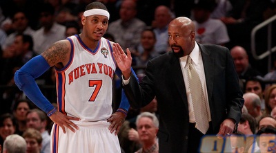 מייקו וודסון עם כרמלו אנתוני. הפסידו לקבוצתו לשעבר (GettyImages)