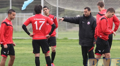 טל בנין עם השחקנים. כל משחק הוא כמו גמר (עמית מצפה)