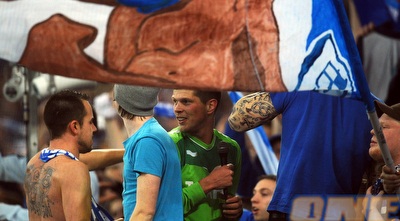 אוהדי שאלקה מפגינים תמיכה. עזר להם בסיום (רויטרס) (ONE)