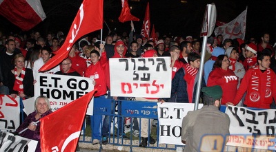 המחאה תמשיך גם עם נשים וילדים בלבד (משה חרמון) המחאה תמשיך גם עם נשים וילדים בלבד (משה חרמון)