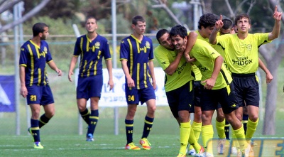 שחקני מכבי נתניה חוגגים עם אביב תמיר (יניב גונן)