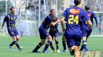 שחקני מכבי מרעיפים אהבה על טקלה אסמלש (יניב גונן)