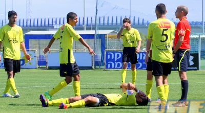 ירין חסן שוכב פגוע לאחר השער של מכבי ת&qout;א (יניב גונן)