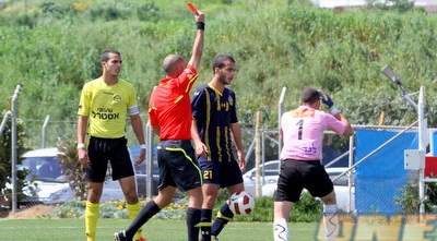 ובתגובה מקבל את הכרטיס האדום (יניב גונן)