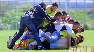שחקני נתניה בטירוף אחרי ניצחון גדול (יניב גונן)