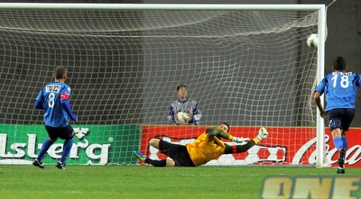 לוזון שולח את הפנדל לחיבורים (שי לוי) לוזון שולח את הפנדל לחיבורים (שי לוי)