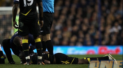 פאבריס מואמבה מקבל טיפול ראשוני על הדשא (GettyImages)