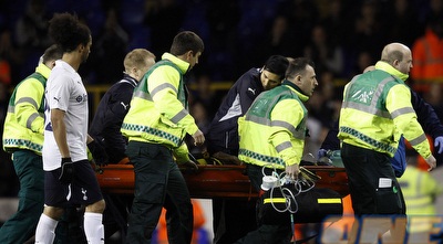 מואמבה מפונה מהמגרש על ידי הצוות הרפואי (רויטרס)