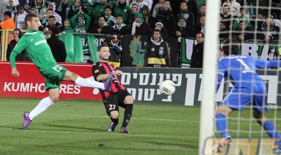 ריאן מרחיק לפני שאבידור כובש (עמית מצפה) ריאן מרחיק לפני שאבידור כובש (עמית מצפה)