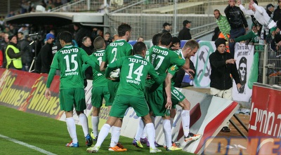 שחקני מכבי חיפה חוגגים שוויון (עמית מצפה) שחקני מכבי חיפה חוגגים שוויון (עמית מצפה)