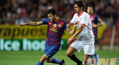 אסקודה מנסה לעצור את פברגאס (GettyImages)