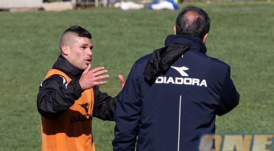 קובי מויאל משוחח עם אלי כהן (גיא בן זיו)