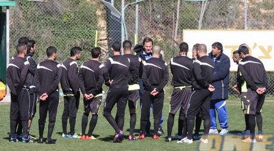 אלי כהן מדבר עם שחקני בית&qout;ר באימון (גיא בן זיו)