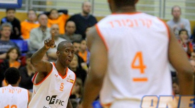 באומן מודה לקרופורד על עוד אסיסט (יניב גונן)