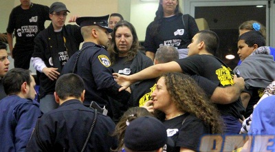 אוהדי רמלה מתעמתים עם השוטרים (יניב גונן)