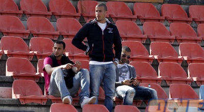 ידין ביציע. ישחק כדורגל בתקופה הקרובה? (יוסי ציפקיס)