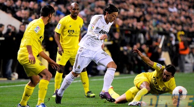 מסוט אוזיל בין שחקני ויאריאל (GettyImages)