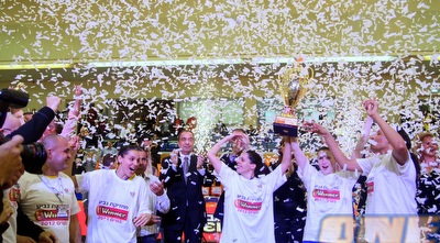 השחקניות עם הגביע (יניב גונן)