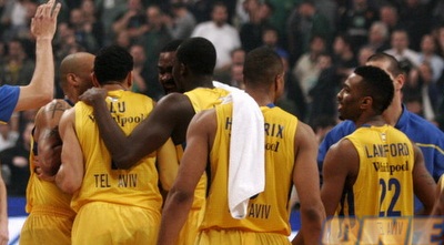 מכבי חוגגת ניצחון באתונה (שרון קביליו)