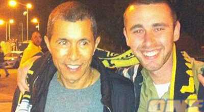 אלי טביב עם אוהד בית&qout;ר ירושלים (הפייסבוק של אוהדי בית&qout;ר) (ONE)