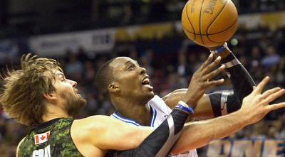 גם התלבושת הצבאית לא עזרה לארון גריי מול דווייט האוורד (רויטרס)