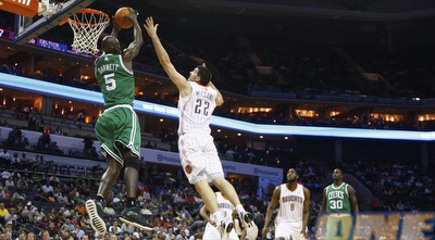 קווין גארנט נותן שואו לצופים (רויטרס)