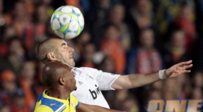 וויליאם בואוונטורה מנסה להגן על קארים בנזמה (רויטרס)