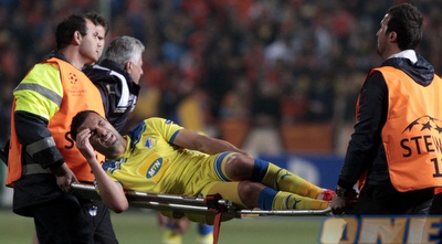 מרסלו דה אוליבירה מסיים את המשחק על אלונקה (רויטרס)