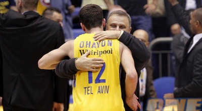 פדרמו מחבק את אוחיון. גם בעונה הבאה? (יוסי ציפקיס)