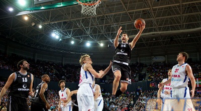 קוסטאס ואסיליאדיס קולע על אנדריי קירילנקו (GettyImages)