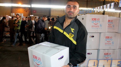 ערן לוי עם אריזת המזון לחג (משה חרמון)