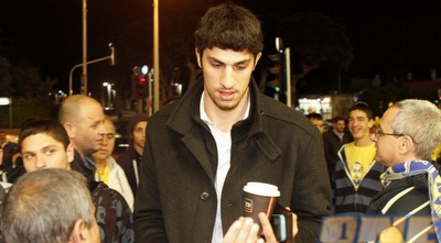 ליאור אליהו מגיע להיכל (יוסי ציפקיס)