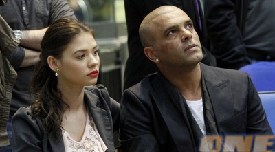 אייל גולן וחברתו צופים במשחק (יוסי ציפקיס)