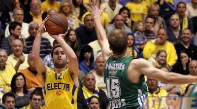 יוגב אוחיון זורק מול קלאטס. למורת ה-3-5 שלו בלאט רצה את הקלעים (יוסי ציפקיס)