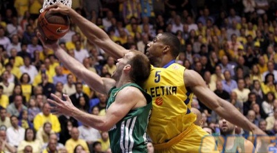 ריצ´ארד הנדריקס חוסם. בלעדיו המשחק היה נגמר מהר יותר (יוסי ציפקיס)