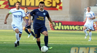 אלכסנדר דוידוב עם הכדור. הפערים עדיין גדולים (עמית מצפה)