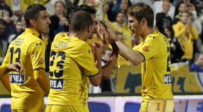 ייני, לוגסי ודאבור מברכים את יצחקי אחרי השער הראשון (יוסי ציפקיס)